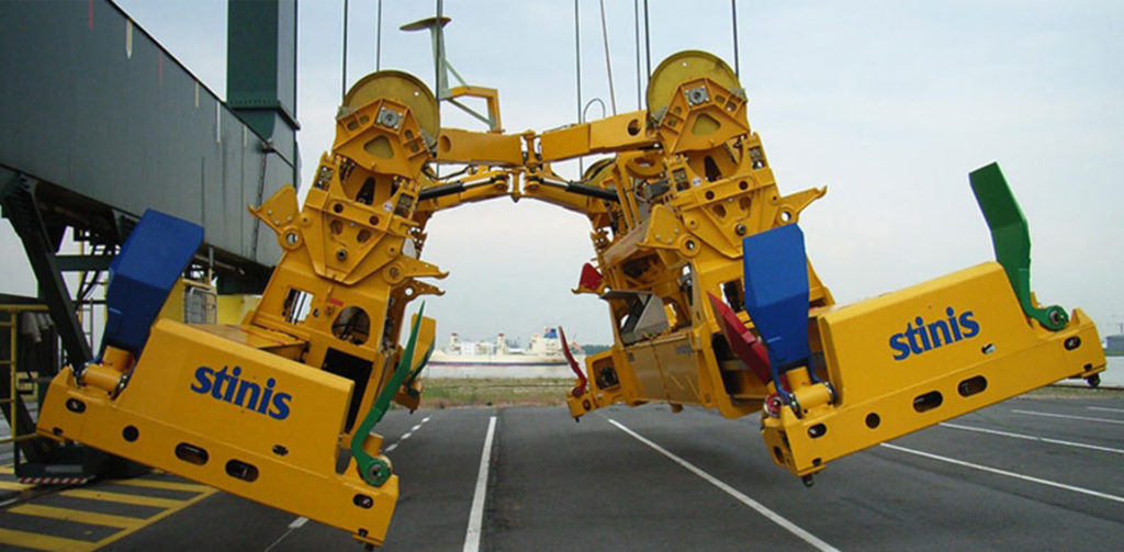 Spreader Split Headblock au sol sur un terminal portuaire