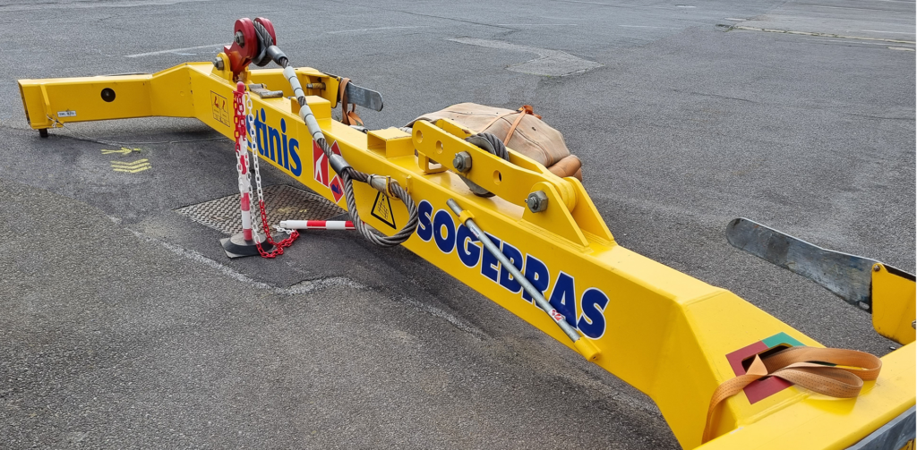 Image d'un spreader fixe posé au sol sur un terminal