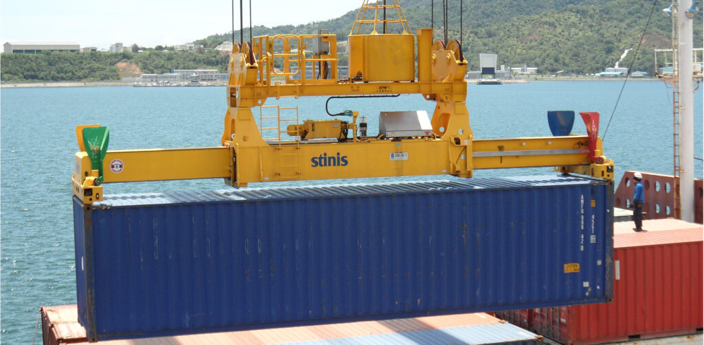 Spreader Télescopique en cours de déchargement d'un conteneur dans un port