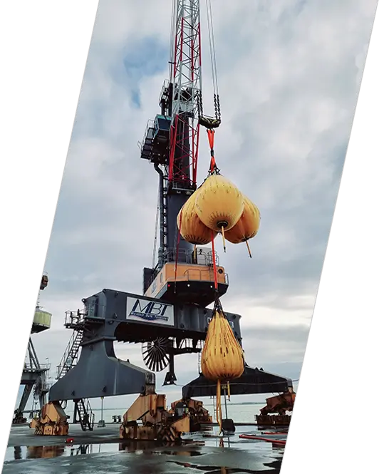 waterbag pour charge d'essai d'une grue sur terminal portuaire